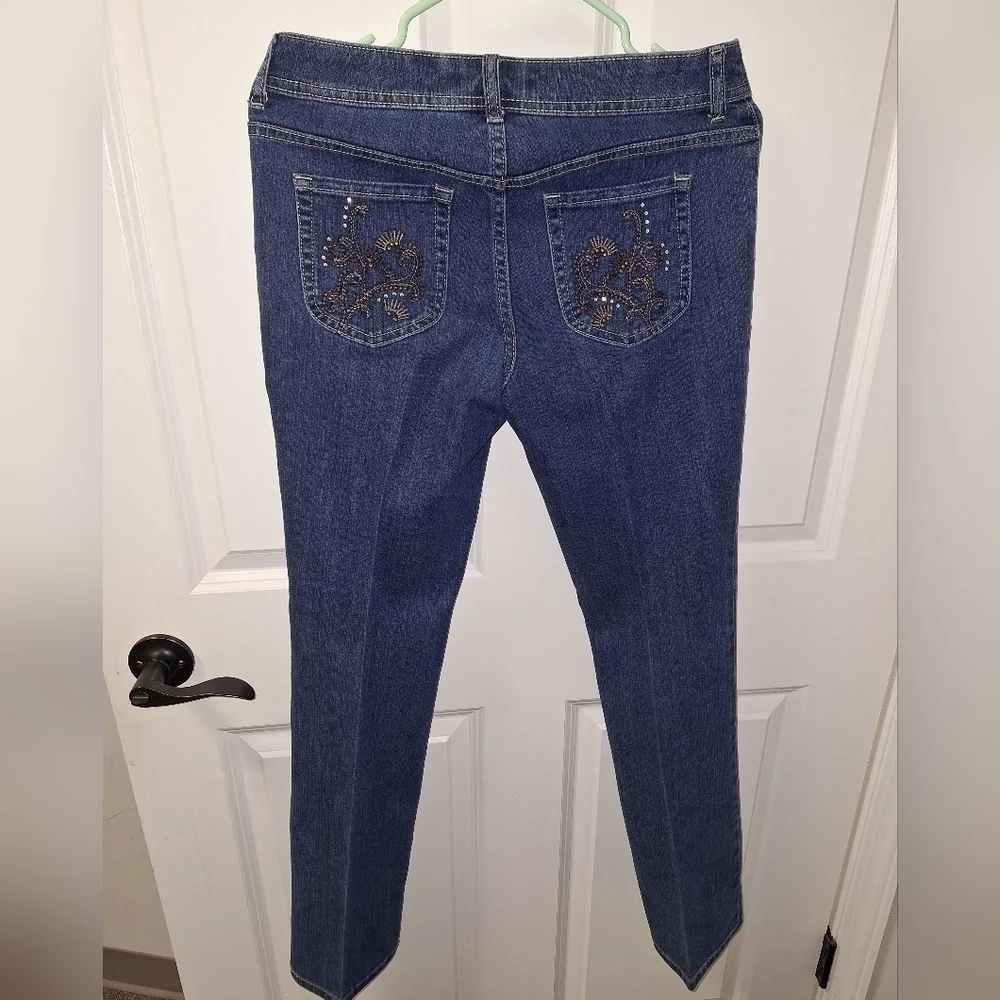 A pair of Chico's ladies skinny jeans in a size 0. They're pre-loved in great